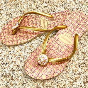 Cute Pink and gold gently-used Havaianas